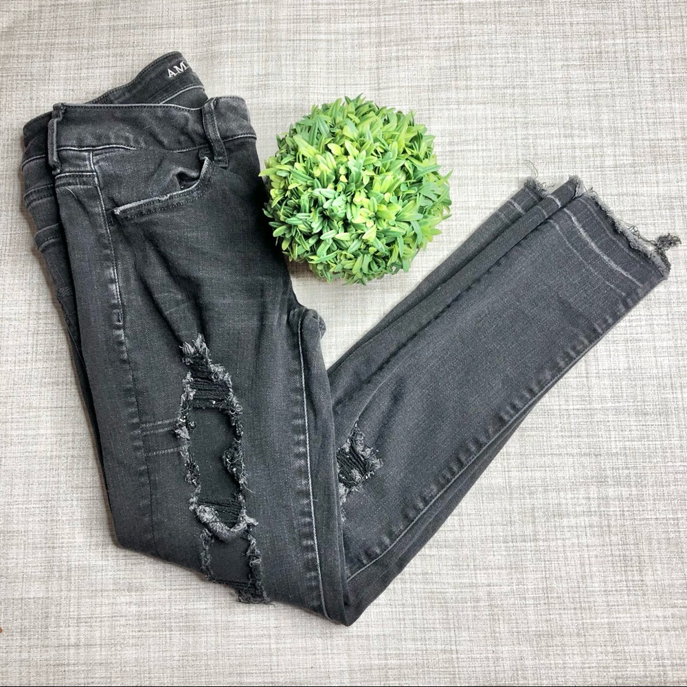 American Eagle black destroyed front super super stretch jegging crops